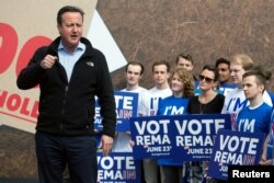 British Prime Minister David Cameron delivers a speech to supporters of the "Stronger In" campaign event in Witney, Oxfordshire, England, May 14, 2016.