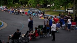 Akibat pandemi corona yang berdampak pada ekonomi, warga AS antre untuk mendaftar tunjangan pengangguran di Frankfort, Kentucky (18/6) (foto: ilustrasi).