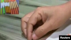 تهیه ساری دستدوزی شدۀ بنارسی ماه ها را در بر می گیرد.