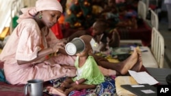 Seorang ibu di Maiduguri, Nigeria memberi makan bayinya yang menderita kekurangan gizi di sebuah kamp yang dikelola lembaga bantuan "Dokter Tanpa Tapal Batas" atau MSF. (foto: ilustrasi).
