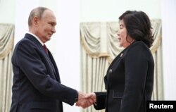 4일 러시아 크렘린궁에서 블라디미르 푸틴 러시아 대통령이 최선희 북한 외무상과 악수를 나누고 있다.