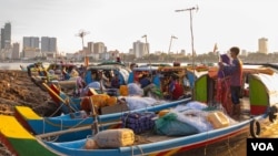 រូប​ឯកសារ៖ ទូកនេសាទ​របស់​ពលរដ្ឋ​​ឈប់សំចត​នៅ​ច្រាំង​ទន្លេមេគង្គ​ក្នុង​រាជធានី​ភ្នំេពញ​ នៅល្ងាច​​​ថ្ងៃទី​១៤ ខែតុលា ឆ្នាំ២០១៩។(ទុំ ម្លិះ/VOA)