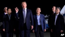 Presiden Donald Trump berbicara di samping Tony Kim, kedua dari kiri, Kim Dong Chul, kanan tengah, dan Kim Hak Song, kanan, tiga warga Amerika yang ditahan Korea Utara lebih dari setahun saat mereka tiba di Pangkalan AU Andrews, 10 Mei 2018 (foto: AP Photo/Susan Walsh)
