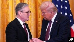 Britanski premijer Keir Starmer i američki predsjednik Donald Trump rukuju se na zajedničkoj konferenciji za novinare u East Roomu u Bijeloj kući, 27. februara 2025. u Washingtonu.