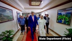 រដ្ឋមន្រ្តី​ក្រសួង​ការបរទេស​លោក John Kerry ដើរ​ជាមួយ​អ្នក​ស្រី​នាយក​រដ្ឋមន្រ្តី​ Sheikh Hasina Wazed នៃ​ប្រទេស​បង់​ក្លាដេសនៅ​ការិយាល័យ​នាយករដ្ឋមន្រ្តី ទីក្រុង Dhaka ប្រទេស​បង់ក្លាដេសបន្ទាប់​ពី​កិច្ច​ប្រជុំ​ទ្វេភាគីកាល​ពី ថ្ងៃទី ២៩ សីហា ឆ្នាំ ២០១៦។