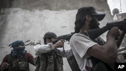 Pasukan pemberontak Suriah melakukan serangan atas pos militer di Suriah utara dan menewaskan 28 tentara pemerintah (foto: dok).