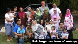 Evia Nugrahani Koos dan keluarga. (Foto:Evia Nugrahani Koos)
