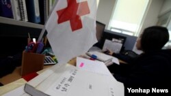 박근혜 한국 대통령이 취임 후 첫 기자회견에서 이산가족 상봉을 언급한 6일 서울 중구 대한적십자사 사무실 풍경. 