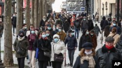 프랑스에서 영국발 변종 코로나바이러스 감염자가 보고된 가운데 26일, 명소 샹젤리제 거리에 마스크를 쓴 시민들이 걸어가고 있다.
