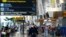 Para penumpang di Bandara Soekarno-Hatta yang hendak mudik di tengah pandemi COVID-19, Tangerang, 4 Mei 2021. (Foto: Ajeng Dinar Ulfiana/Reuters) 