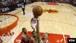 Point guard Chicago Bulls Derrick Rose berusaha melewati para pemain Atlanta Hawks di game 5 putaran kedua playoff NBA hari Selasa (10/5). Bulls sementara unggul 3-2.