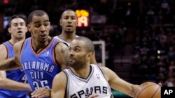Tony Parker tente une percée devant Thabo Sefolosha d'Oklahoma City, USA, le 19 mai 2014