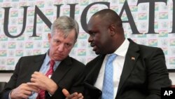 លោក Anthony Banbury (ខាងឆ្វេង) នឹងត្រៀមចាកចេញពីតំណែងនាយក​បេសកកម្ម​របស់​អសប​សម្រាប់​ការ​ឆ្លើយ​តប​នឹង​ជម្ងឺ​ Ebola និង​ត្រឡប់​ទៅ​បូរី​ New York វិញ​ នៅ​ដើម​ខែ​មករា​ ឆ្នាំ​ ២០១៥។