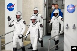 دو فضانورد آمریکایی، یک فضانورد روس، و یک فضانورد اماراتی پیش از پرتاب به مدار زمین - ۱ مارس ۲۰۲۳