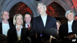 Pendiri WikiLeaks, Julian Assange (tengah) bersama juru bicara Kristinn Hrafnsson (kiri) saat berbicara kepada media di London (foto: dok).