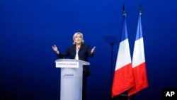 Capres ekstrem kanan Perancis, Marine Le Pen menghadiri pertemuan di Villepinte, luar kota Paris, 1 Mei 2017. (AP Photo/Francois Mori)