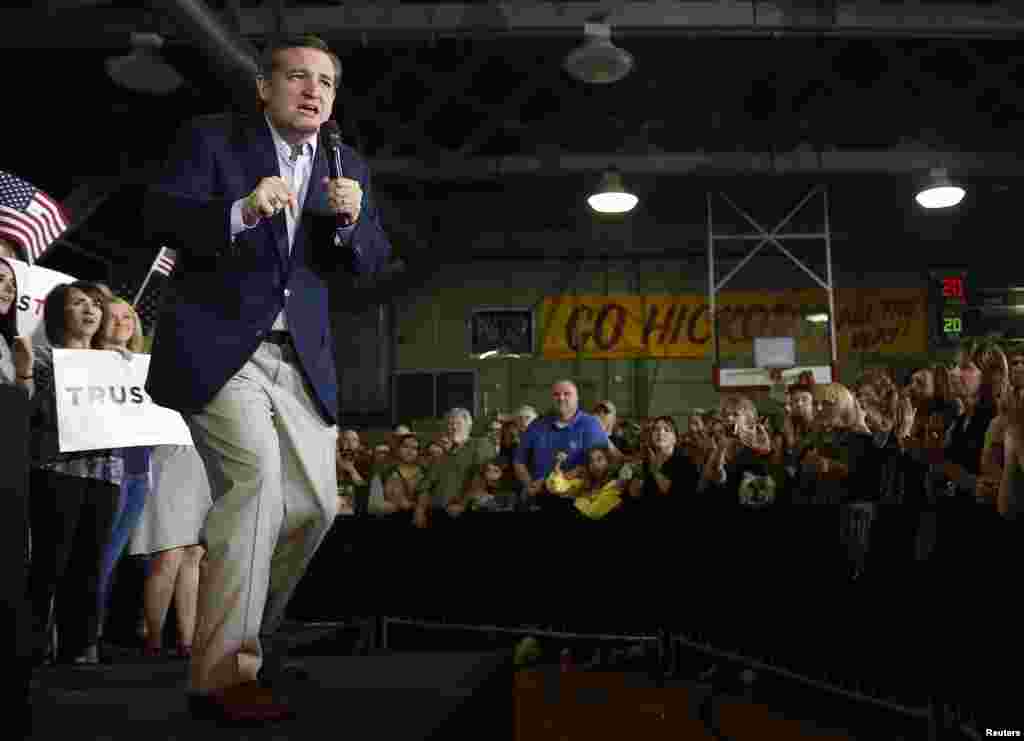 Kandidat calon presiden AS dari Partai Republik, Ted Cruz, dalam kampanye malam pemilihan pendahuluan di Knightstown, Indiana (26/4). (Reuters/Aaron P. Bernstein)