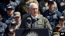 Wakil Presiden Amerika Serikat Mike Pence, Rabu (19/4), memperingatkan agar Korea Utara tidak menguji tekad kukuh militer Amerika Serikat, dari kapal induk USS Ronald Reagan di Yokosuka, selatan Tokyo, Jepang, 19 April 2017. (AP Photo/Eugene Hoshiko).