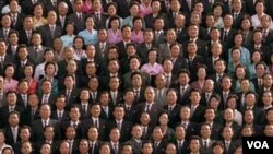 Kim Jong-il berpose dalam foto yang dirilis Korea Utara hari ini, bersama para staf seniornya di ibukota, Pyongyang.