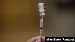 A nurse fills a syringe with the Pfizer COVID-19 vaccine in Los Angeles, California on August 30, 2021. (Mike Blake/Reuters)