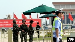 Naoružani kineski policajci čuvaju stražu na trgu Tjenanmen u Pekingu, 3. juna 2014.