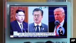 지난달 한국 서울역 대기실에 설치된 TV에 김정은 북한 국무위원장, 도널드 트럼프 미국 대통령, 문재인 한국 대통령이 나란히 나오고 있다.