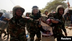 រូប​ឯកសារ៖ កម្មករ​ម្នាក់​​ដែល​បាន​ចូលរួម​បាតុកម្ម​ត្រូវ​បាន​កង​កម្លាំង​បង្ក្រាប​កុប្បកម្ម​ចាប់​និង​នាំ​ខ្លួន​ក្រោយ​ពី​មាន​អំពើ​ហិង្សា​ផ្ទុះ​ឡើង​នៅ​ជាយ​ក្រុង​ភ្នំពេញ​ កាល​ពី​ថ្ងៃ​ទី​២ ខែ​មករា ឆ្នាំ​២០១៤។ 