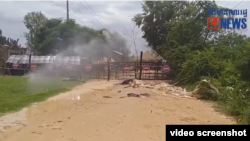 ប៉ូលិស​ដាក់​របាំងការពារ និង​បាញ់​ទឹក​ដាក់​ពលរដ្ឋ ដែល​មាន​ជម្លោះ​ដីធ្លី​ក្នុង​គម្រោង​ព្រលាន​យន្ត​ហោះ​ក្នុង​ស្រុក​កណ្តាល​ស្ទឹង ខេត្ត​កណ្តាល។ (រូបភាព​ថត​ពី​វីដេអូ​ Facebook/ព័ត៌មាន​ពលរដ្ឋ- CJ News)