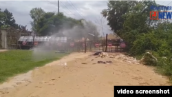 ប៉ូលិស​ដាក់​របាំងការពារ និង​បាញ់​ទឹក​ដាក់​ពលរដ្ឋ ដែល​មាន​ជម្លោះ​ដីធ្លី​ក្នុង​គម្រោង​ព្រលាន​យន្ត​ហោះ​ក្នុង​ស្រុក​កណ្តាល​ស្ទឹង ខេត្ត​កណ្តាល។ (រូបភាព​ថត​ពី​វីដេអូ​ Facebook/ព័ត៌មាន​ពលរដ្ឋ- CJ News)