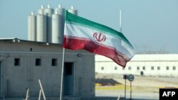 រូបឯកសារ៖ ទង់ជាតិ​អ៊ីរ៉ង់​ត្រូវ​បាន​ដោត​នៅ​ពី​មុខ​រោងចក្រ​ផលិត​នុយក្លេអ៊ែរ​ Bushehr របស់​អ៊ីរ៉ង់ ថ្ងៃទី១០ ខែវិច្ឆិកា ឆ្នាំ២០១៩។ 