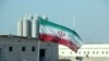 Bendera Iran berkibar di fasilitas pembangkit listrik tenaga nuklir Bushehr Iran, saat upacara peresmian reaktor kedua di fasilitas tersebut, 10 November 2019. (Foto: dok).
