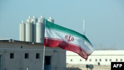 Bendera Iran berkibar di fasilitas pembangkit listrik tenaga nuklir Bushehr Iran, saat upacara peresmian reaktor kedua di fasilitas tersebut, 10 November 2019. (Foto: dok).
