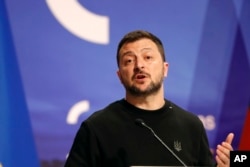 Presiden Ukraina Volodymyr Zelenskyy berpidato di Vilnius, Kamis, 11 April 2024. (Foto: AP)