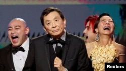 Sejumlah aktor film Everything Everywhere All At Once, di antaranya James Hong (tengah) dan Michelle Yeoh (kanan), memenangi pengharagaan ensambel terbaik di ajang SAG Awards di Los Angeles, California, pada 26 Februari 2023. (Foto: Reuters/Mario Anzuoni)