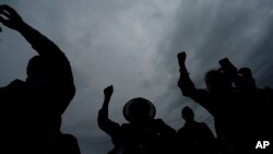 Ljudi drže podignute ruke tokom posvećivanja molitvenog zida u Grinvudu prilikom obilježavanja 100 godina od masakra u Tulsi, 31. maja 2021. godine.