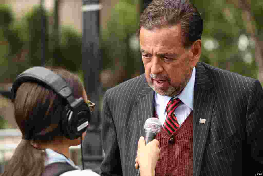 前美国常驻联合国代表理查森接受采访。（美国之音章真拍摄）