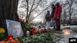 Ալեքսեյ Նավալնիին նվիրված հիշատակի արարողություն Պրահայում Ռուսաստանի դեսպանատան դիմաց։ Փետրվարի 16, 2025թ․։