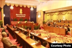 ការបោះឆ្នោតអនុម័តលើសេចក្តីព្រាងច្បាប់ស្តីពីសមាគមនិងអង្គការមិនមែនរដ្ឋាភិបាល ដោយសមាជិកព្រឹទ្ធសភា នៅក្នុងសម័យប្រជុំលើកទី៧ ដែលក្នុងនោះមាន សម្លេង៤៤នៃសមាជិកព្រឹទ្ធសភាទាំងមូល កាលពីថ្ងៃទី២៤ ខែកក្កដា ឆ្នាំ២០១៥។ (រូបថតផ្តល់ដោយ ៖ ព្រឹទ្ធសភា)