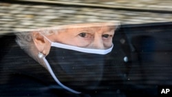 Ratu Inggris Elizabeth II di dalam mobil yang mengikuti mobil pembawa jenazah saat pemakaman Pangeran Philip Inggris di dalam Kastil Windsor di Windsor, Inggris Sabtu 17 April 2021. (Foto: AP)