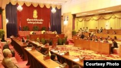 រូប​ឯកសារ៖ ការបោះឆ្នោតអនុម័តលើសេចក្តីព្រាងច្បាប់ស្តីពីសមាគមនិងអង្គការមិនមែនរដ្ឋាភិបាល ដោយសមាជិកព្រឹទ្ធសភា នៅក្នុងសម័យប្រជុំលើកទី៧ ដែលក្នុងនោះមាន សម្លេង៤៤នៃសមាជិកព្រឹទ្ធសភាទាំងមូល កាលពីថ្ងៃទី២៤ ខែកក្កដា ឆ្នាំ២០១៥។ (រូបថតផ្តល់ដោយ ៖ ព្រឹទ្ធសភា)