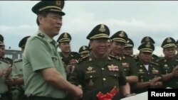 មន្ត្រី​យោធាចិន​​ប្រគល់​សោរ​ឡាន​​និមិត្តរូប​​ជំនួយ​រថយន្ត​​​ជិត​៣០០គ្រឿង​ឲ្យ​​លោក​ម៉ឹង សំផន​ រដ្ឋ​លេខាធិការ​​​ក្រសួង​​ការពារជាតិ​​កម្ពុជា​