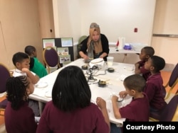 Wita Salim, mengajarkan batik kepada anak-anak SD di Washington, D.C (dok: Wita Salim)