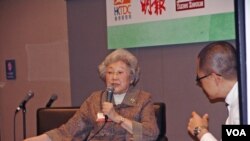 中国学者资中筠（左）在香港书展的讲座中谈论中国(2012年7月18日，美国之音丁力拍摄)