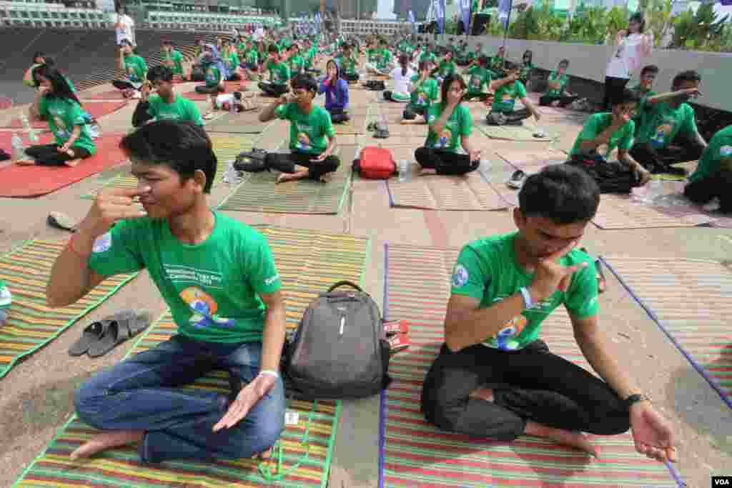 ប្រជាពលរដ្ឋប្រមាណជាង១០០០នាក់ប្រមូលផ្ដុំគ្នានៅពហុកីឡាដ្ឋានអូឡាំពិកនៃ រាជធានីភ្នំពេញនៅថ្ងៃអាទិត្យ ទី១៩ ខែមិថុនា ឆ្នាំ២០១៦ ដើម្បីប្រារព្ធទិវាយោគៈអន្តរជាតិក្នុងគោលបំណងរក្សាសុខភាពឲ្យបានប្រសើរជាងមុន។មនុស្សទូទាំងពិភពលោកនាំគ្នាហាត់យោគៈដើម្បីរក្សាសុខភាពឲ្យបានល្អ និងដើម្បីឲ្យតម្លៃប្រពៃណីឥណ្ឌាបុរាណ។(ឡេង ឡែន/VOA)