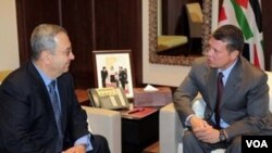 Menhan Israel Ehud Barak (kiri) saat bertemu Raja Yordania, Abdullah di ibukota Amman hari ini.