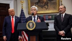 2025년 3월 3일, 미국 워싱턴 D.C. 백악관 루즈벨트 룸에서 도널드 트럼프 미국 대통령이 타이완 반도체 제조사(TSMC)의 최고경영자(CEO)인 웨이저자의 투자 발표를 듣고 있다.