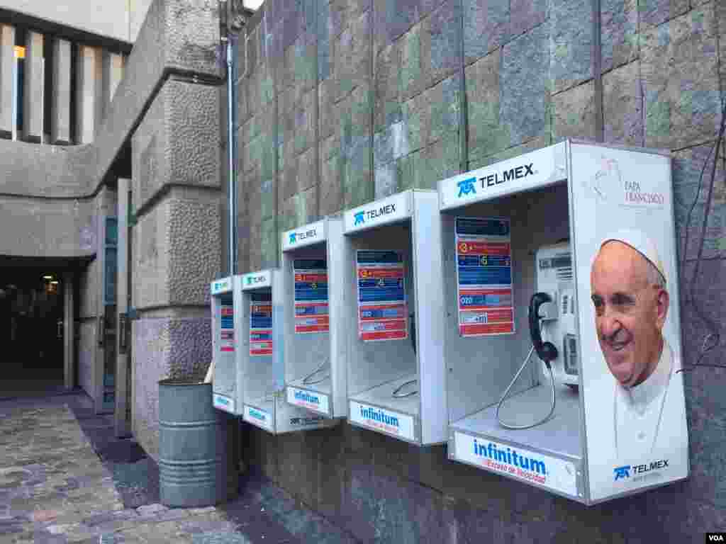 Imágenes del papa Francisco se encuentran en las casetas de teléfonos públicos en la Ciudad de México. [Foto: Celia Mendoza, VOA].