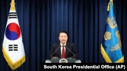 资料照：韩国总统尹锡悦在首尔总统府举行的记者会上讲话。（2024年12月3日）