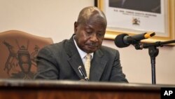 요웨리 무세베니 우간다 대통령이 지난 24일 반동성애 법안에 서명하고 있다. 