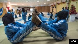 ស្រ្តី​ពីរ​នាក់​ចូលរួម​ក្នុង​កម្មវិធី​សុខភាព​ផ្លូវ​ចិត្ត​និង​ផ្លូវ​កាយ​ជួយ​ដល់​អ្នក​មាន​ជំងឺ​បាក់ស្បាត​នៅ​សូម៉ាលី។